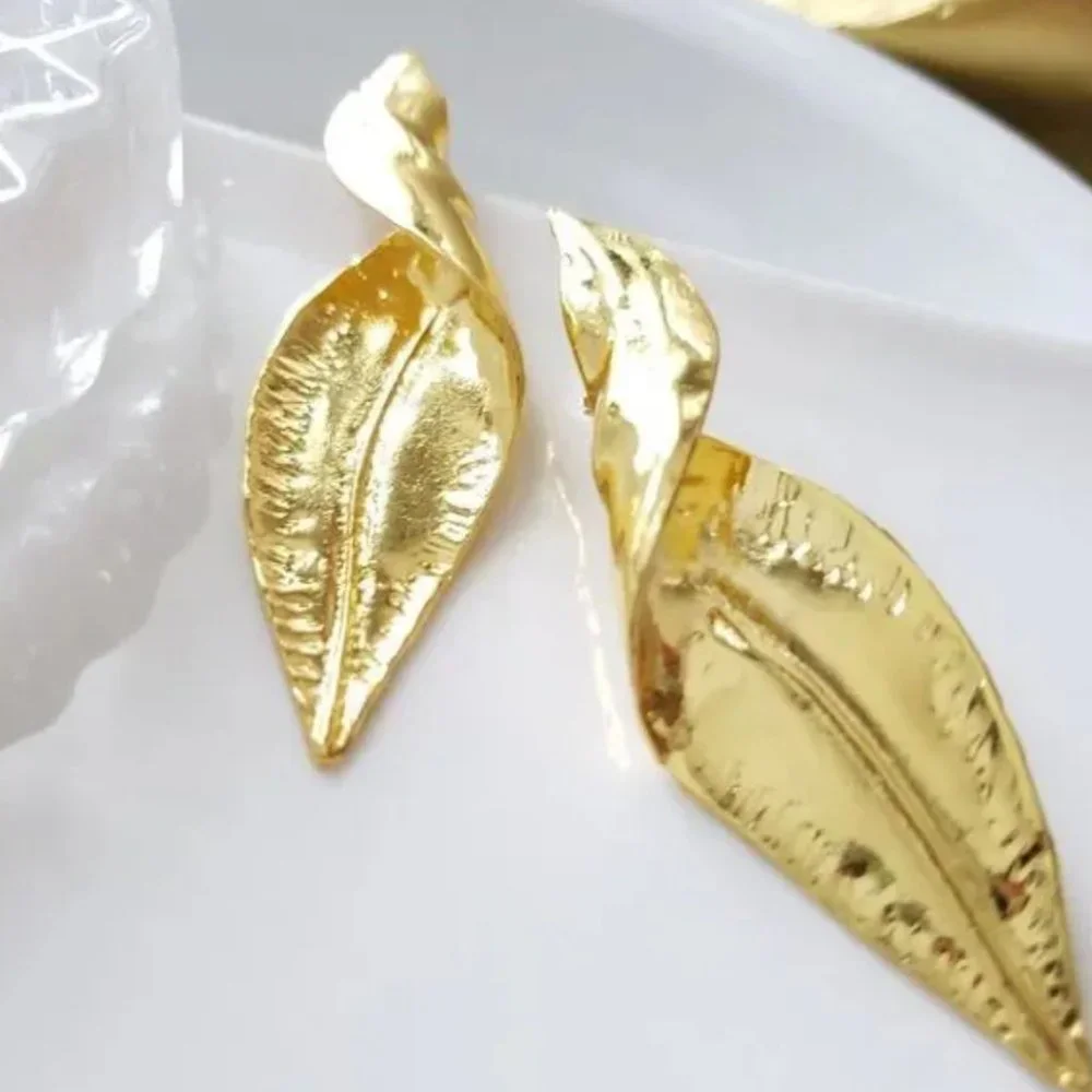 ✨Anthro Golden Twisted Leaf Earrings✨